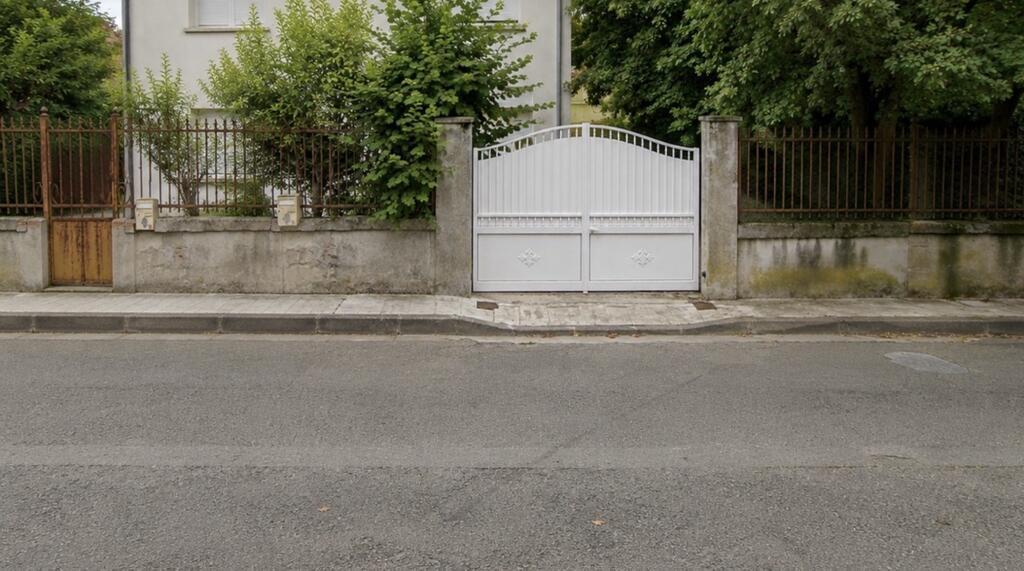 Ancien portail battant et clôtures métalliques avant les travaux