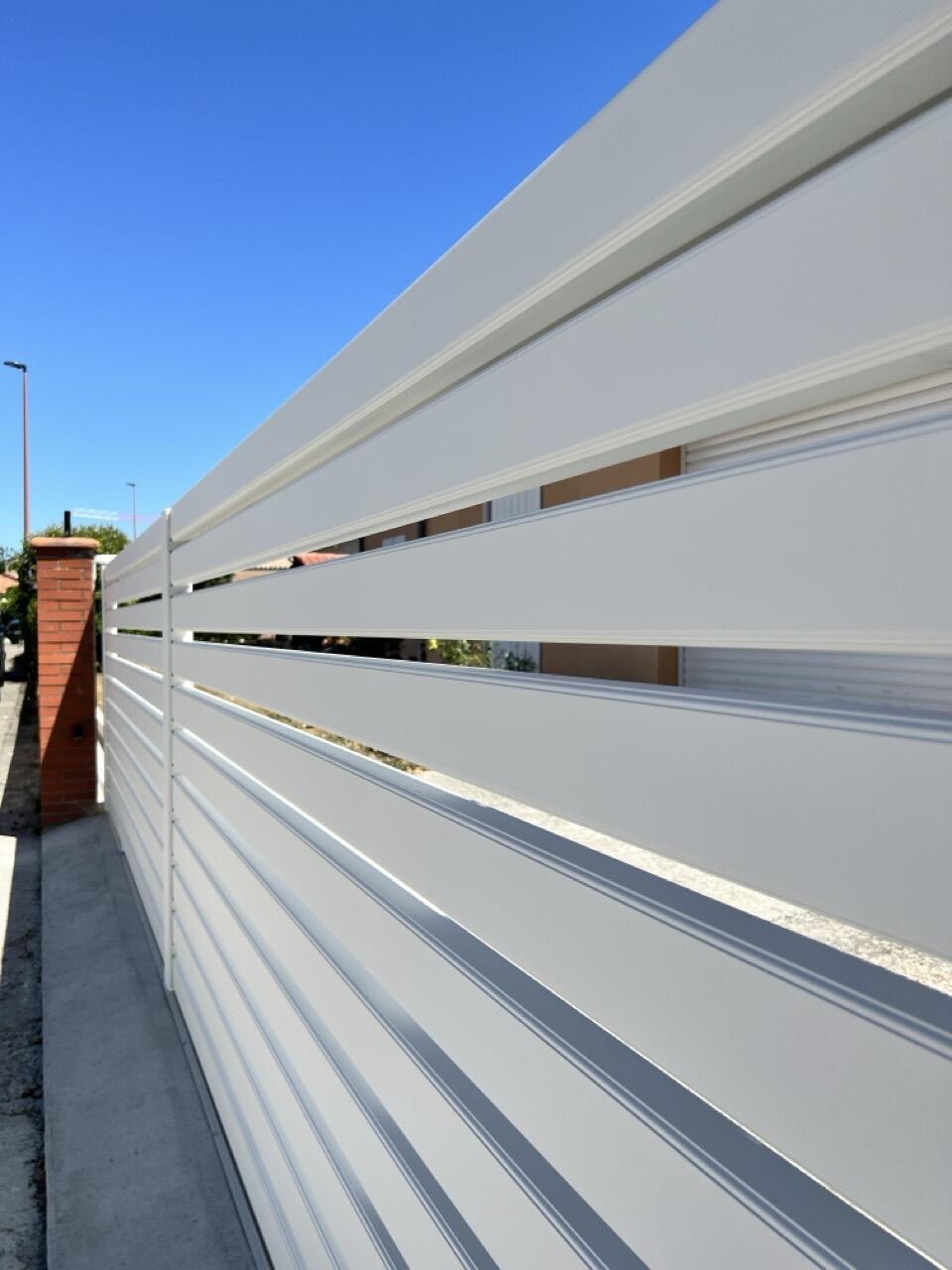 Détail des lames ajourées du portail aluminium KSM modèle Nordet