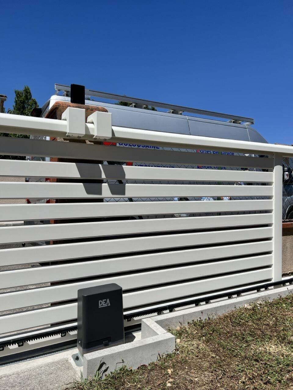 Moteur DEA LIVI/X Boost installé sur le portail coulissant aluminium à Toulouse