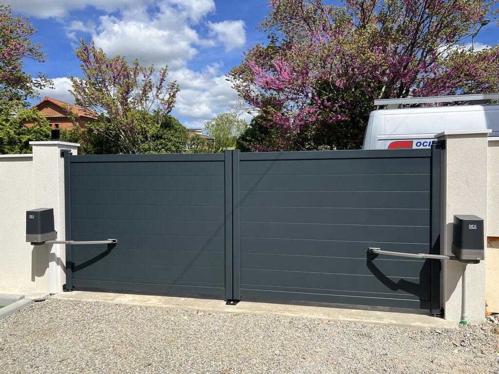 Motorisation DEA GEKO X installée sur un portail battant aluminium à Bruguières