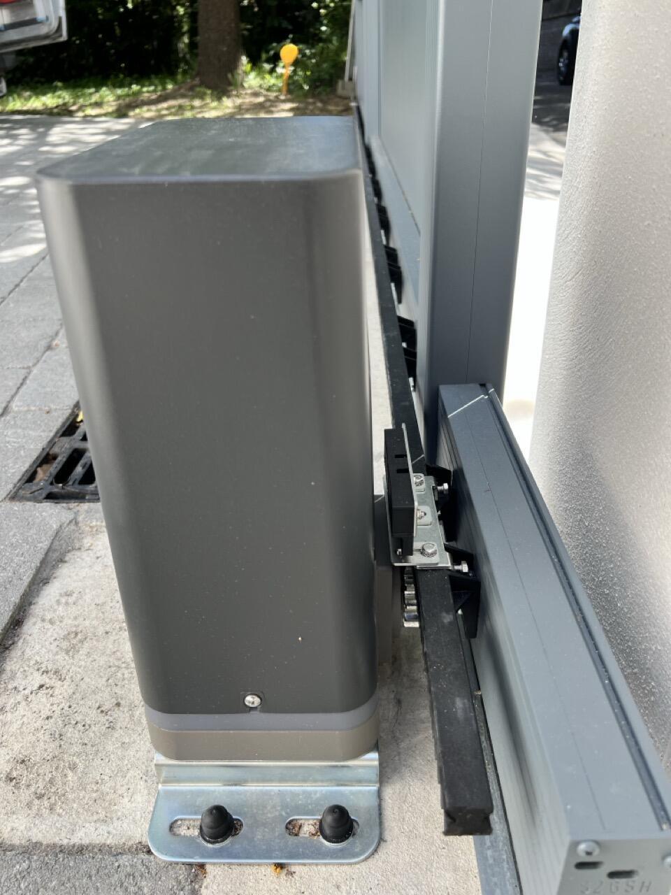 Motorisation DEA Livi X Boost installée au pied du portail