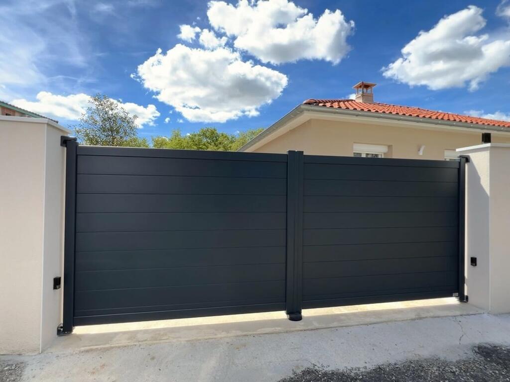 Portail battant et portillon en aluminium KSM modèle Fidji installés à Bruguières