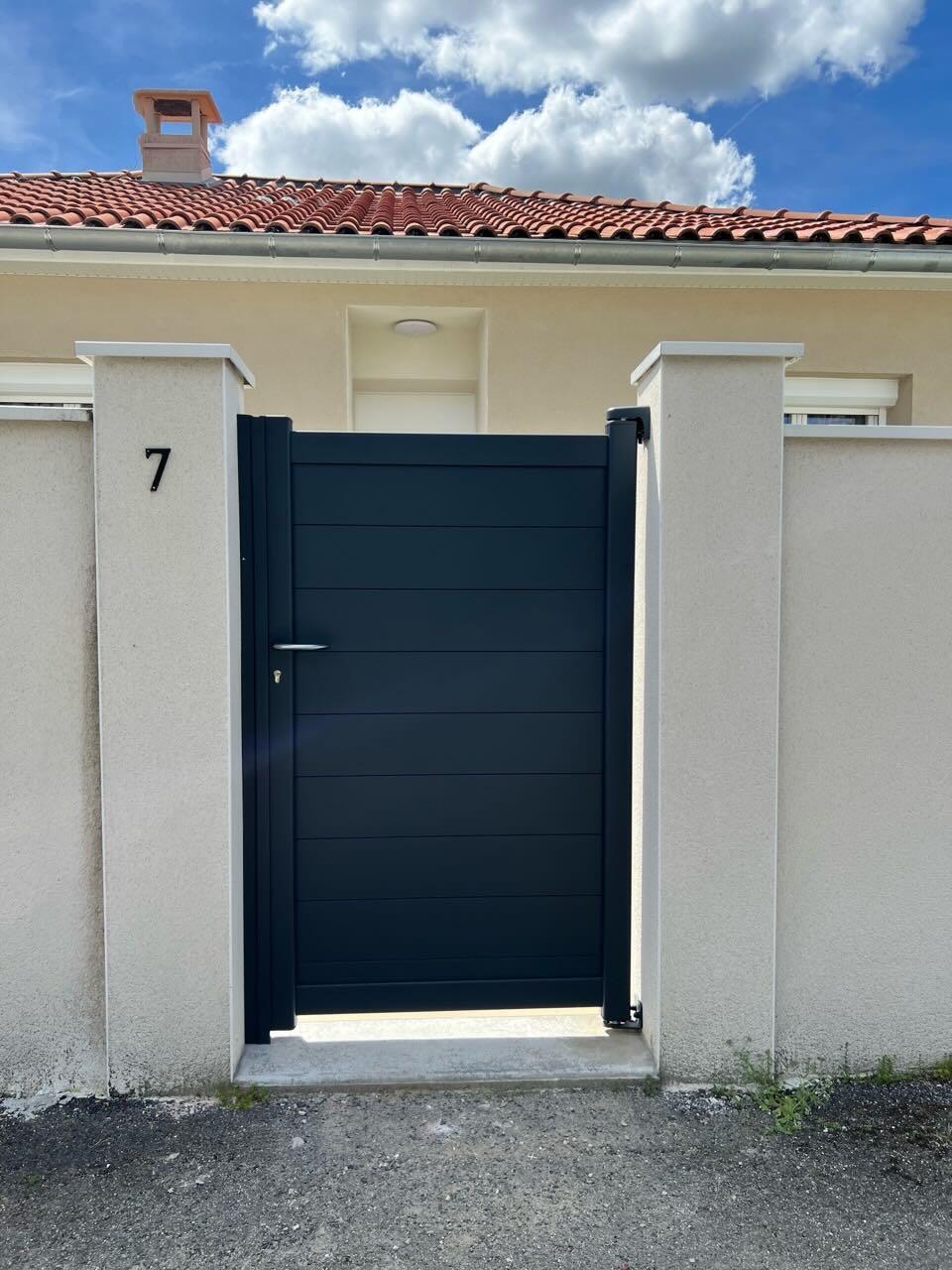 Pose d’un portillon aluminium KSM assorti au portail