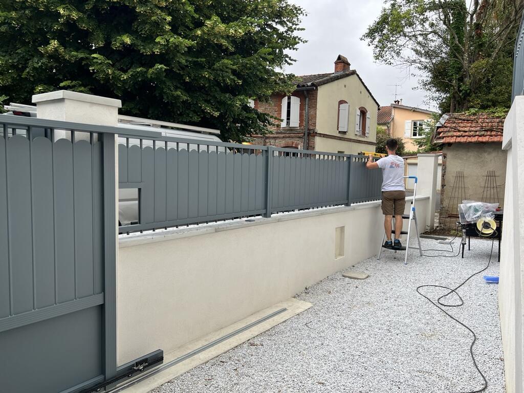 Pose et réglage des clôtures en aluminium KSM