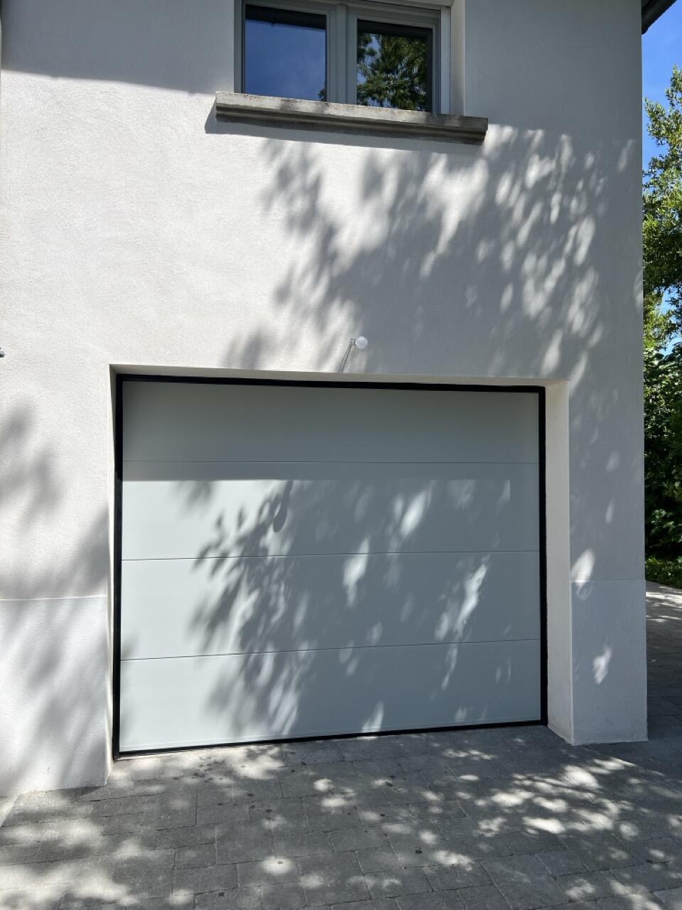 Porte de garage sectionnelle Futurol à panneaux lisses RAL 7035