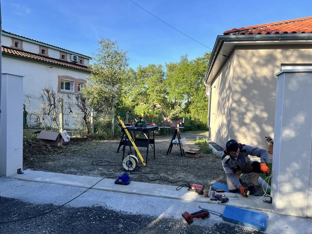 Préparation des fixations avant la pose du portail battant aluminium à Bruguières