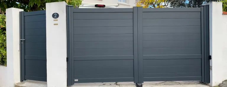 Portail aluminium Ksm gamme cépage modèle carignan avec lames horizontales et en 160mm, portail avec cache latéral. Disponible lames verticales et en 80mm. Portillon en aluminium assorti.